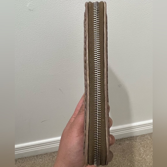 Authentic Bottega Venetta zippy wallet - Picture 5 of 16